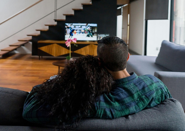 Pärchen schaut zusammen Fernsehen