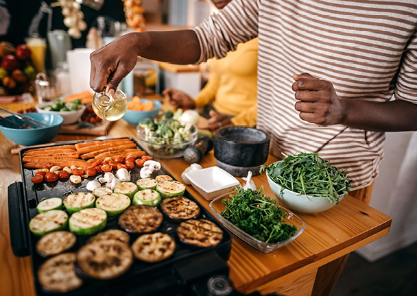 Person bereitet vegane Rezepte vor.